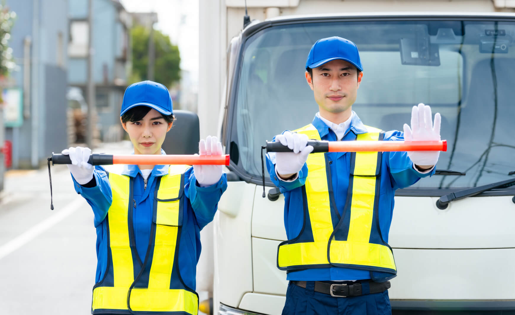 通行止めをする警備員
